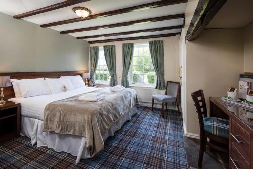 大艾顿The King's Head Inn - The Inn Collection Group的一间卧室设有一张大床和一个窗户。