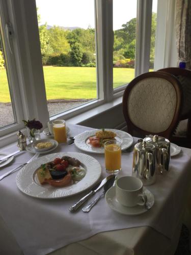 凯西克里兹克霍尔酒店的餐桌,带食物和橙汁盘