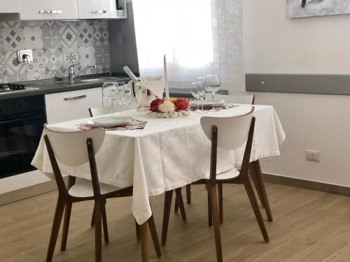 博洛尼亚Temporary House de' Giudei的餐桌,配有白色桌布和酒杯