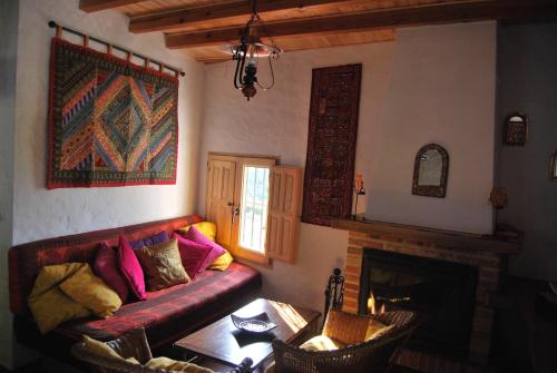 扎哈拉Casas Azahar-Alucema的带沙发和壁炉的客厅