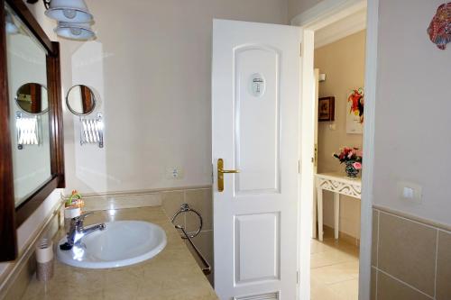 拉克鲁斯Holiday home Los Frailes的白色的浴室设有水槽和镜子