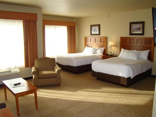 米苏拉石头小溪酒店的酒店客房,配有两张床和椅子