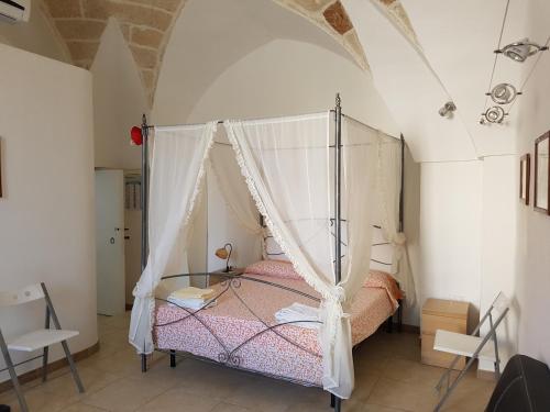 科里利亚诺多特兰托Calì Nitta Storic的一间卧室配有一张带天蓬的床