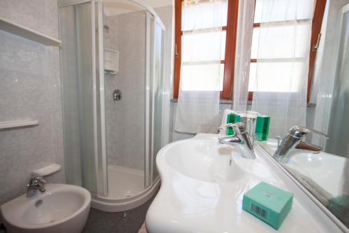 ChiessiCasa Danilo的白色的浴室设有水槽和淋浴。