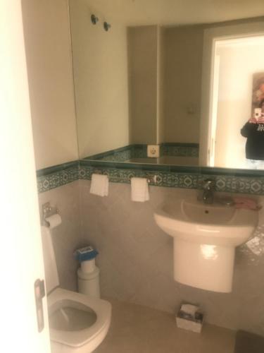 卡萨雷斯Villa 38的一间带卫生间、水槽和镜子的浴室