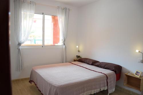 拉奥利瓦Caleta Relax - Apartamento Fuerteventura Apartment的白色的卧室设有床和窗户
