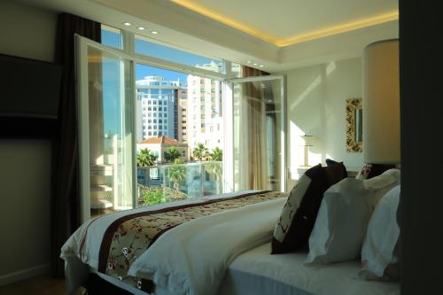 都拉斯Hotel Brais的一间卧室设有一张床和一个大窗户