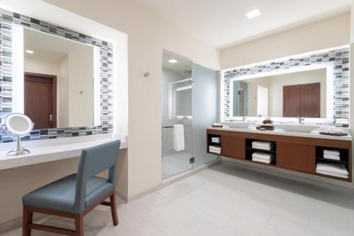 蒙蒂塞洛Resorts World Catskills的一间带水槽和镜子的浴室