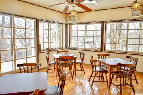 白马村Panketo Lodge & Yoga Studio的用餐室设有桌椅和窗户。
