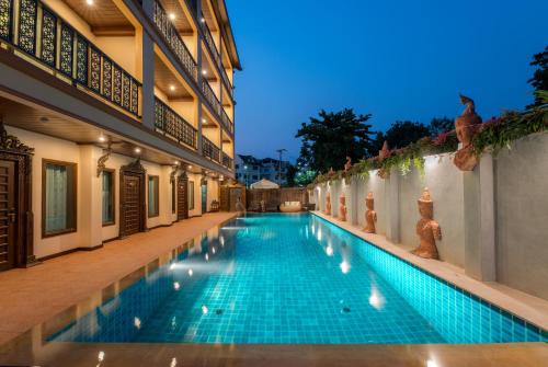 清迈谭亚文特拉精品SPA酒店的一座建筑物中央的游泳池