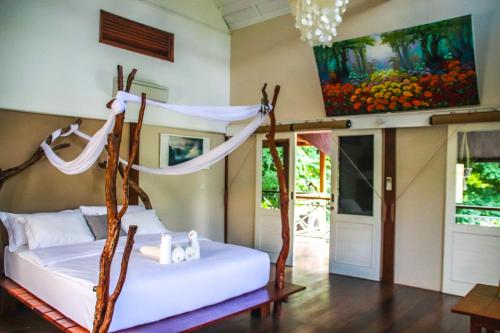 吉利特拉旺安宁静海滩别墅的墙上画画的房间里设有两张床