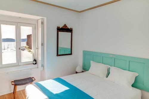 里斯本帕拉西奥贾梅士 - 里斯本服务式公寓的卧室配有蓝色和白色的床和窗户。