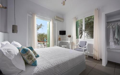 阿波罗尼亚Eleni House的白色的卧室设有床和窗户