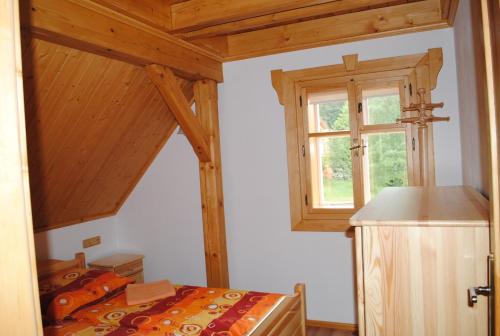 奥斯特鲁兹纳Roubenka-Mila的一间卧室设有一张床和一个窗口