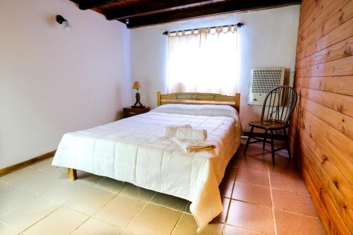 圣卡洛斯-德巴里洛切Cabañas Don Pepe的卧室配有白色的床和窗户。