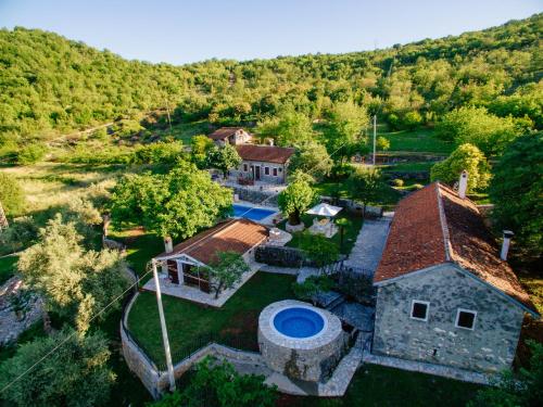 DanilovgradGRANDFATHER'S Secret的享有带游泳池的房屋的空中景致