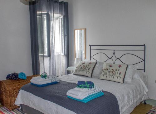 富尔纳斯Casa da Igreja Velha的一间卧室配有一张大床和毛巾