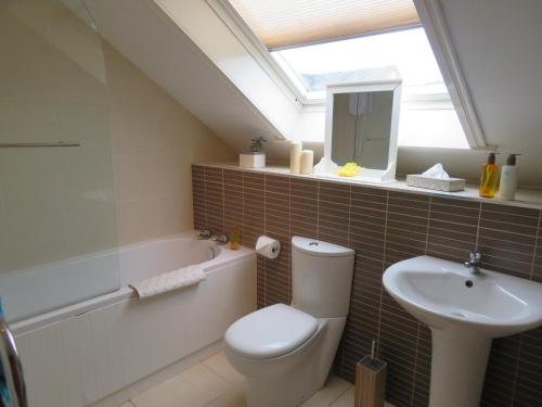 斯托诺韦Orasaidh Apartment的浴室配有白色卫生间和盥洗盆。