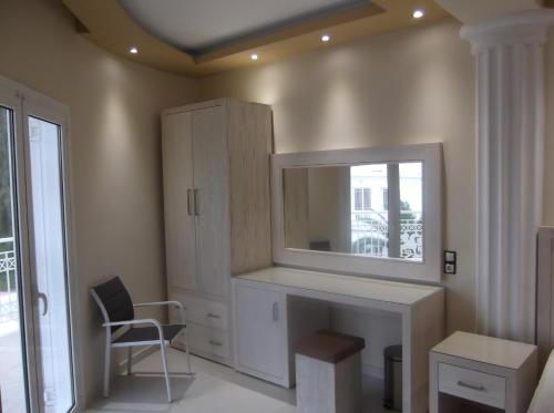 拉加纳斯马里亚纳酒店的客厅配有镜子和椅子