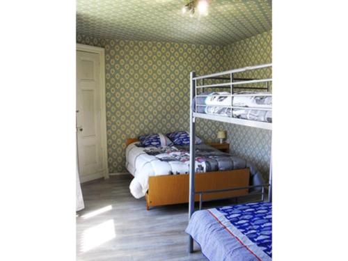 Les Grangeschambres d hotes chateau d arcis的一间卧室配有两张双层床。