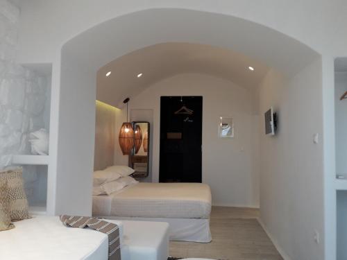 阿里克海滩Villa Faros的白色的客房配有两张床和一张沙发