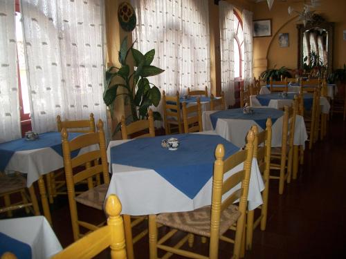 塔斯科·德·阿拉尔孔圣普里斯卡酒店的一间配备有蓝白色桌椅的用餐室