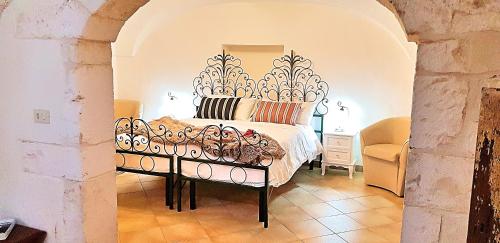 奥斯图尼Palazzo Rodio的一间卧室,配有一张华丽的床头板