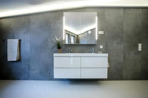 卑尔根卑尔根船屋的浴室设有白色水槽和镜子