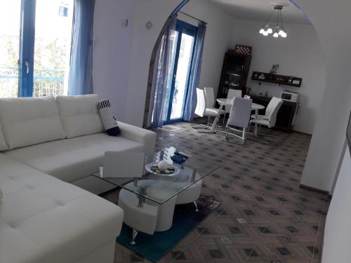 卡瓦拉Island Apartment的客厅配有白色的沙发和桌子