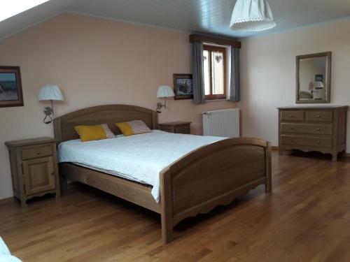 福维莱尔斯Traquebois的一间卧室设有一张大床和两个床头柜