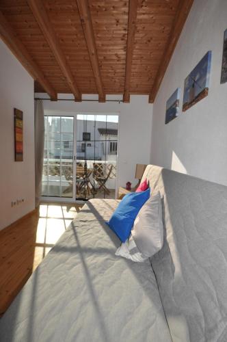 Barão de São JoãoCasa Azul的一间卧室配有一张带蓝色和白色枕头的床