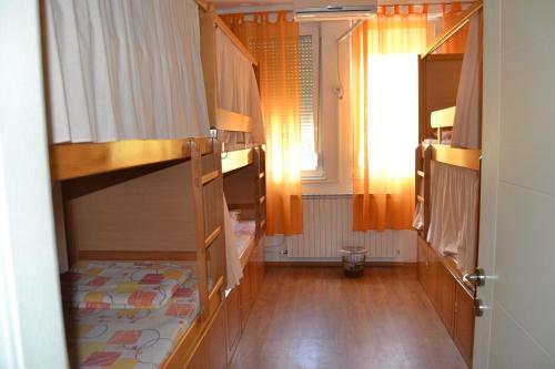 斯科普里瓦伦丁号旅舍的客房设有两张双层床和一扇窗户。