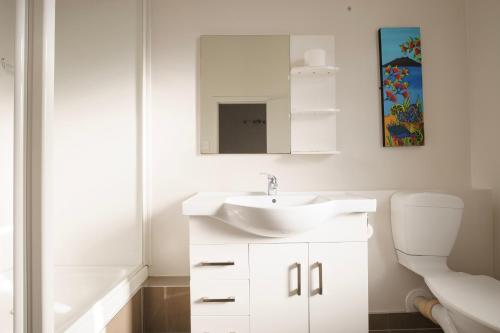 奥克兰奇威国际酒店的白色的浴室设有水槽和卫生间。