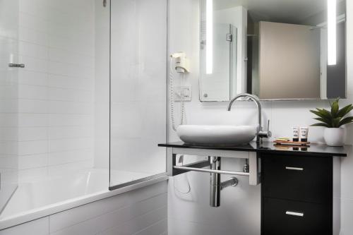 汤斯维尔汤斯维尔格兰公寓式酒店的白色的浴室设有水槽和淋浴。
