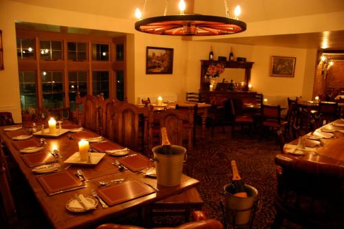 福里斯特罗契克斯旅馆酒店的用餐室配有带蜡烛的桌子