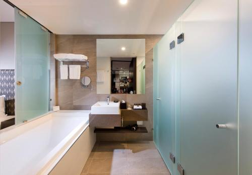 布里斯班布里斯班机场普尔曼酒店的一间带水槽和淋浴的浴室