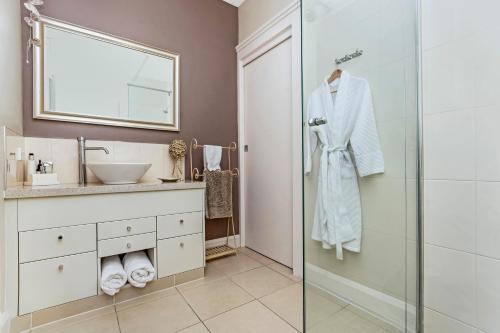 朗塞斯顿托比艾瑞海文酒店的带淋浴、盥洗盆和镜子的浴室