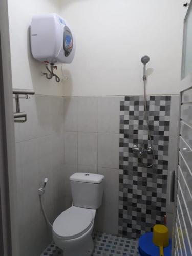 巴图Villa Puncak Garuda A5的一间带卫生间和水箱的浴室