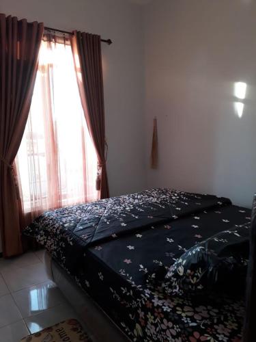 巴图Villa Puncak Garuda A5的一张位于带窗户的房间的床