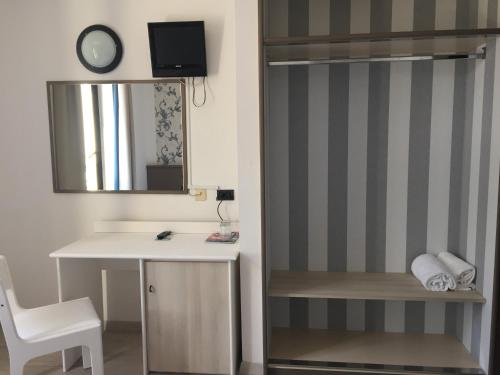 代森扎诺-德尔加达广场酒店的客房设有书桌、镜子和椅子。