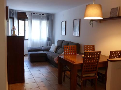 埃斯特里-德阿内乌Apartament Valls d'Aneu的客厅配有沙发和桌子