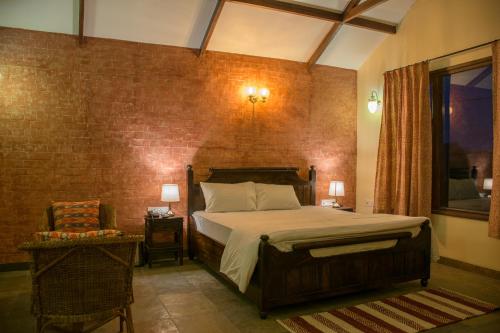 斋浦尔Hathi Mauja的一间卧室设有一张床和砖墙