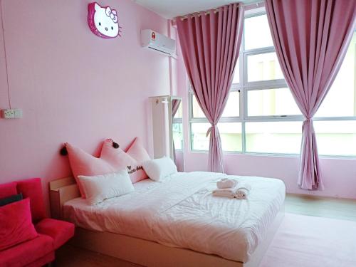 诗巫CJ Home的一间卧室配有一张带粉色窗帘和时钟的床