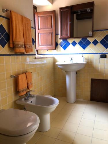 CollesanoAgriturismo Ilardo的一间带卫生间和水槽的浴室