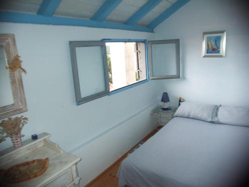 UgrinićiGirica的一间卧室设有一张床和一个窗口