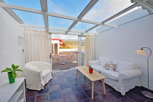 洛斯·亚诺斯·德·阿里丹安得维马尔公寓酒店的客厅配有白色的沙发和桌子