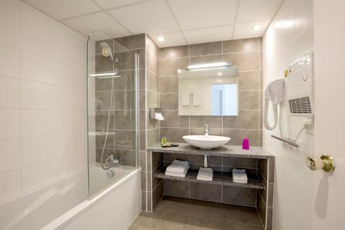 Bristol Logis Cit'Hotel Périgueux Centre的一间浴室