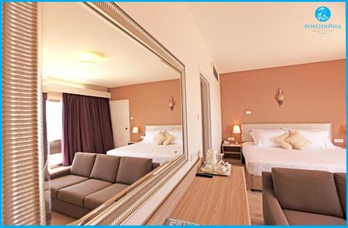利马索尔波塞多尼亚海滩酒店的酒店客房,设有两张床和镜子