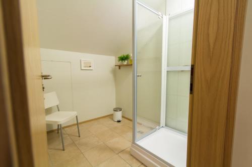 埃基斯蒂尔伊桥弗塔蒂宾馆的一个带椅子的玻璃淋浴间