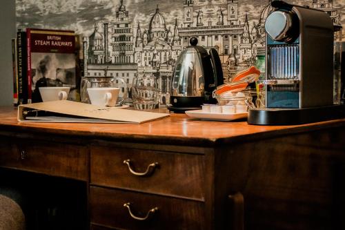 伦敦汉德鲜花酒店的一张木制桌子和上面的咖啡壶